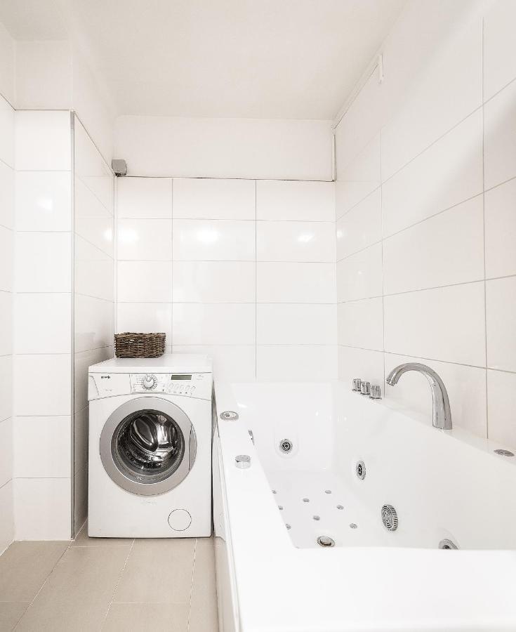 Brand-new On Shopping Street In Schoenbrunn With Lift Access Wien