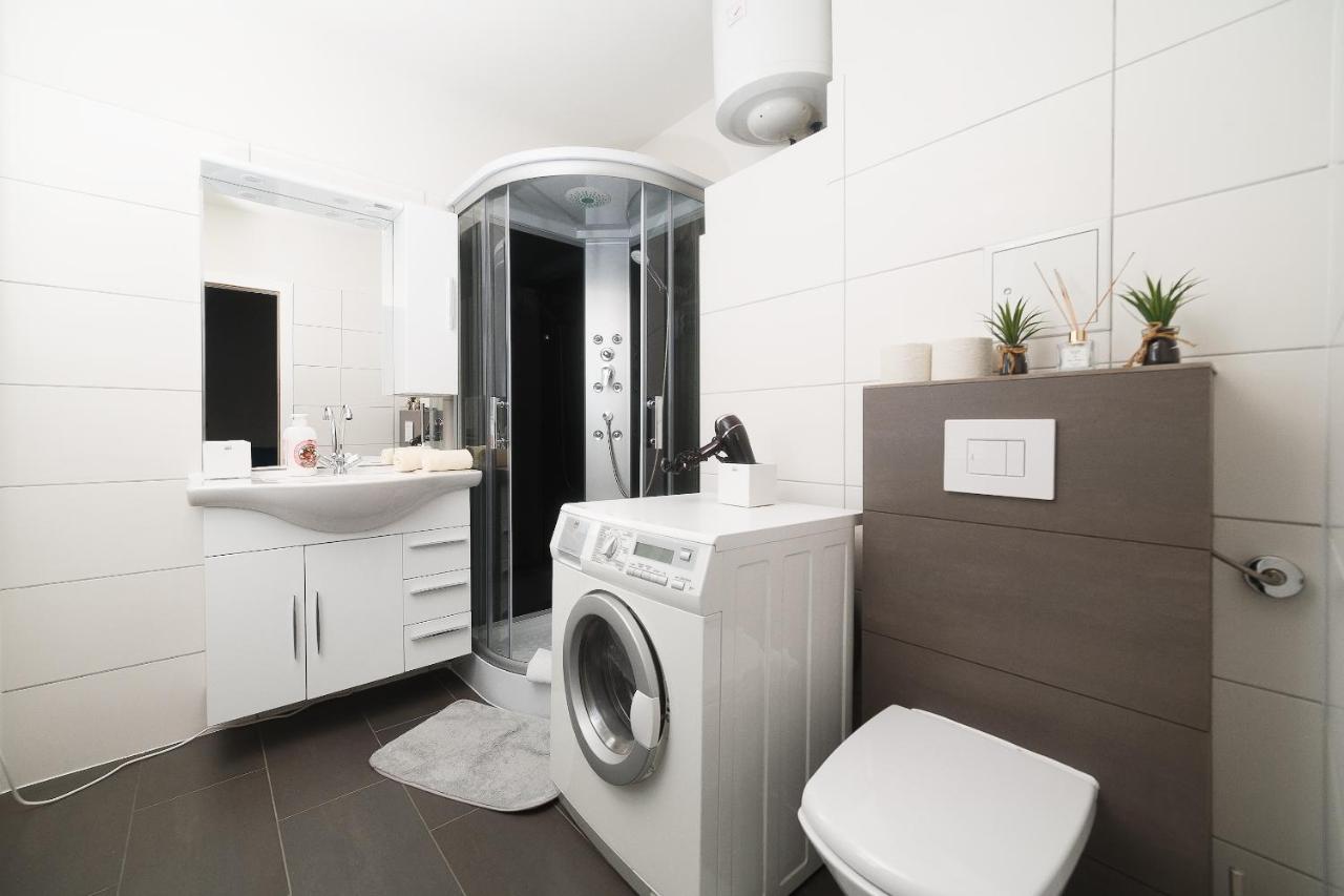 Apartment Brand-new On Shopping Street In Schoenbrunn With Lift Access Wien